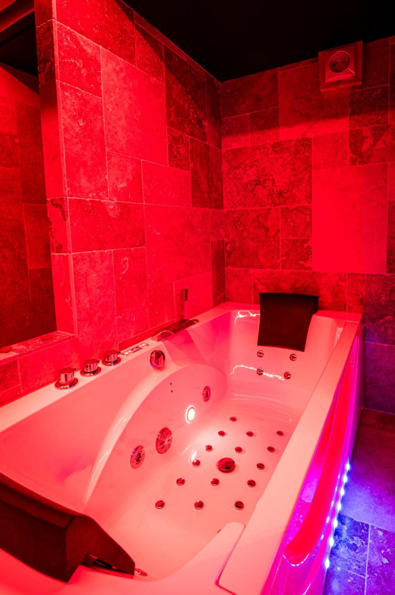 Loveroom Sauna, Balneo, Parking Prive Dans Le Centre De Apartment
